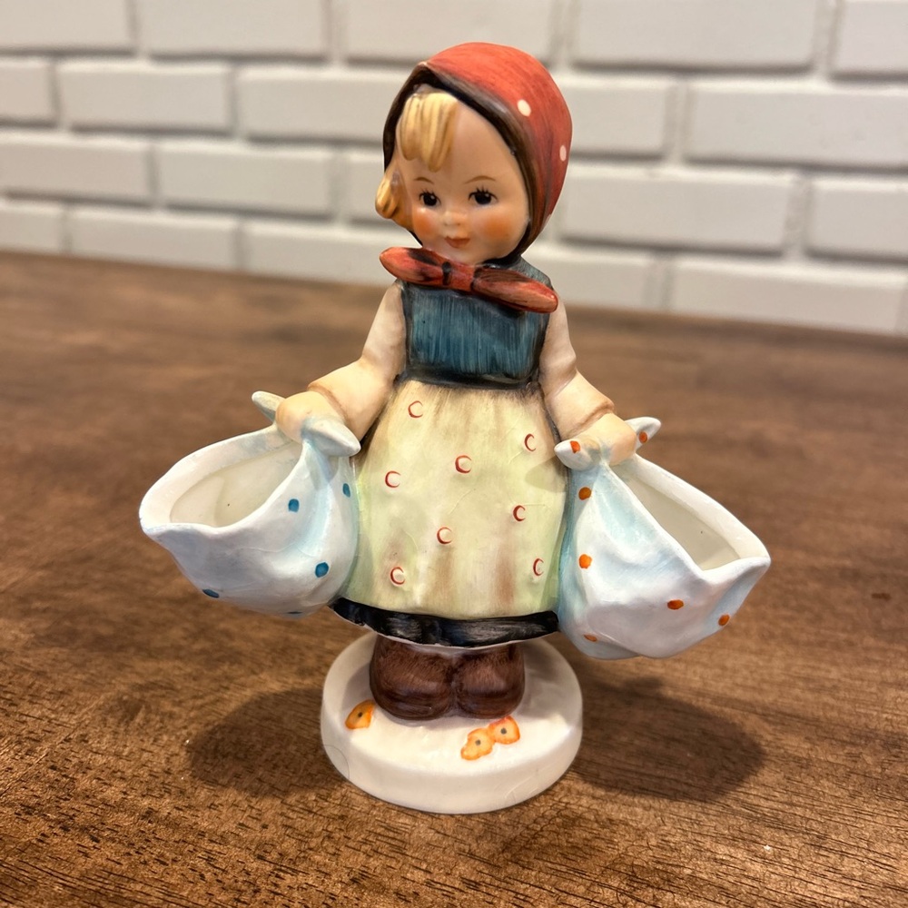 Goebel Hummel figurine titled "Mother's Darling" #175